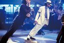 「Smooth Criminal」（アルバム『Bad』収録）　PHOTOFEST/AFLO