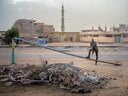 ハルツームの瓦礫の中にたたずむ政府軍の兵士。内戦で首都の街は政府軍とRSFの激しい衝突の主戦場になった