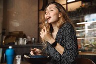 【動画】「音の味付け効果」に魅了され「特別な食器」を造った女子大生