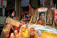 中国建国70周年の祝賀パレードに登場した、チベット活仏を「俗人化」させた娘