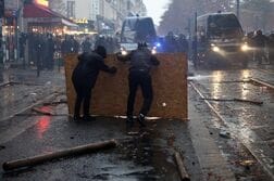 仏抗議団体、さらなるデモ呼びかけ　マクロン氏は難しい選択に直面