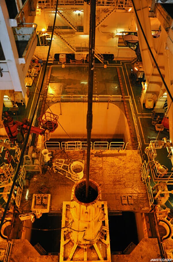 「ちきゅう」JFAST調査海域を再訪（2024年)