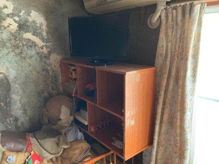 ベビーベッドの上に置かれた犬とロバのぬいぐるみ