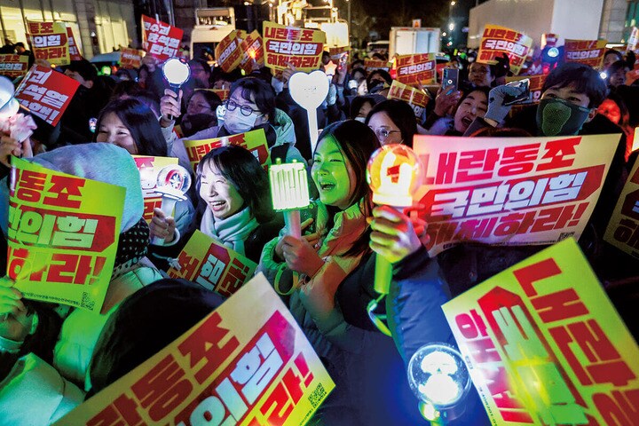 K-POPのヒット曲に合わせて与党に抗議する韓国国民