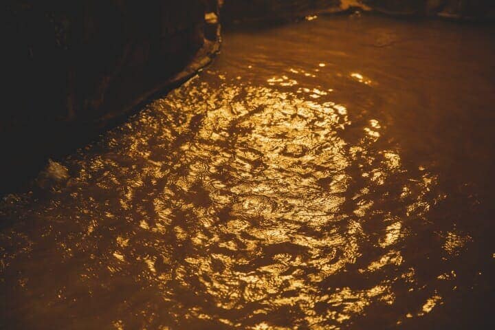 >金泉は空気に触れると鉄が酸化し赤褐色へと変わる