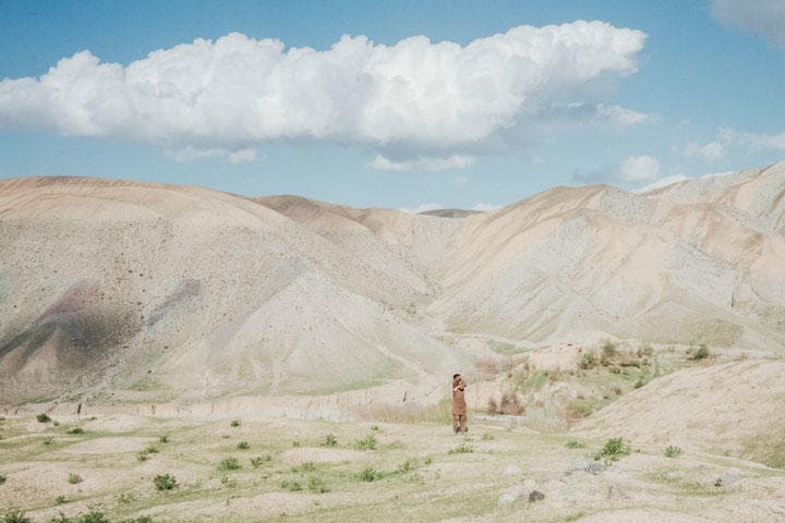 アフガニスタン北東部バグラン州の村に立つ少年。タリバンの勢力が最も強い地域で、国家保安局（NDS）に支援を受けた親政府武装勢力も活動する