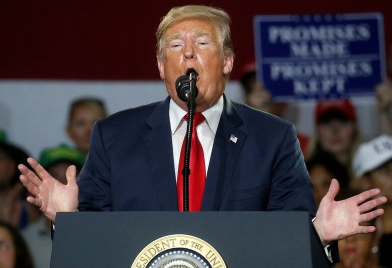 ８月６日、米政府当局者は、イラン核合意からの離脱に伴う制裁猶予の期限切れについて、米国は週内に一部復活する経済制裁を積極的に履行していくとの立場を示した。 写真はオハイオ州の高校で演説するトランプ大統領。４日撮影(２０１８年　ロイター/Leah Millis)