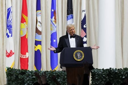 　１月２１日、トランプ米大統領は１期目に敵対国のロシアや北朝鮮と公然と友好関係を築く一方、中国やイランには個別に圧力をかける独自の外交を展開した。写真は２０日、ワシントンで行われた就任に伴う舞踏会でスピーチするトランプ氏（２０２５年　ロイター/Daniel Cole）