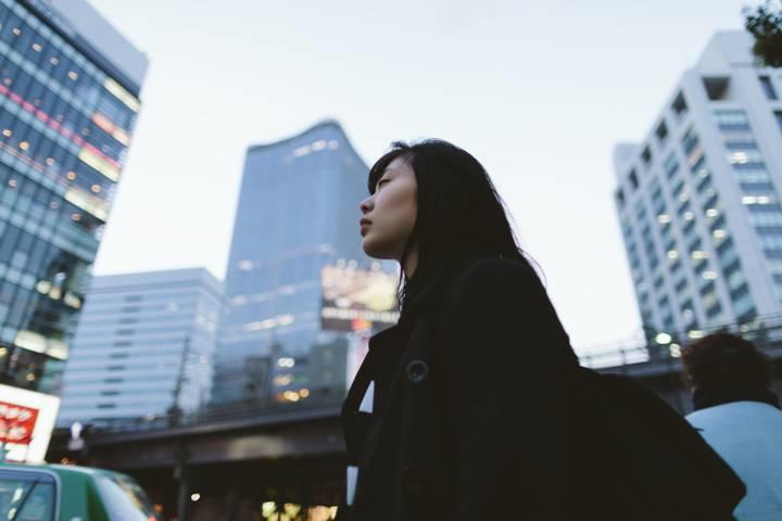 女性の就業率は上昇しM字カーブは解消されたが、お世辞にも日本の子育て環境は充実しているとは言い難い（写真はイメージ）　recep-bg-iStock