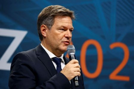 　１２月１日、ドイツ経済省は中国との取引が多い国内企業に対し、政府との情報共有や定期的な健全性審査の実施を義務付けることを提案している。写真は独ハーベック経済相。１１月、ベルリンで撮影（２０２２年　ロイター/Christian Mang）