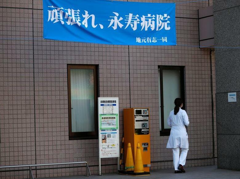 東京下町地域の中核病院である永寿総合病院は、院内で新型コロナウイルスの集団感染が発生し、外来診療を休止した。４月６日撮影（２０２０年　ロイター/Issei Kato）
