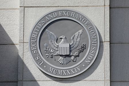　１１月３０日、米証券取引委員会（ＳＥＣ）のマーク・ウェダ委員は、ＳＥＣはこれまでビットコイン現物ＥＴＦ（上場投資信託）の上場を承認していないと述べた。写真はワシントンのＳＥＣの建物２０２１年５月撮影（２０２２年　ロイター／Andrew Kelly）