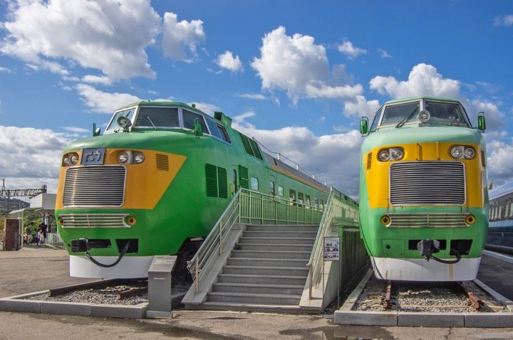 義王鉄道博物館に展示された大統領専用列車。左が大統領が乗る日本車輌製の車両、右が大宇重工業製の随行員用の車両（撮影＝筆者）