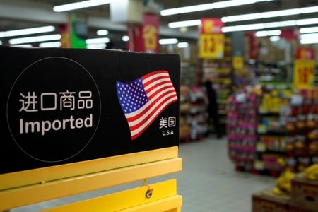 　４月４日、中国財政省は、大豆、自動車、化学製品、一部航空機、トウモロコシ製品など農産物を含む米製品１０６品目に対し、２５％の追加関税を課すと発表した。写真は、米国からの輸入品を示すサイン。上海のスーパーマーケットで撮影（２０１８年　ロイター/Aly Song）