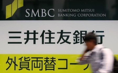 　５月１２日、三井住友フィナンシャルグループは、監査役会設置会社から指名委員会等設置会社に移行すると発表した。経営の監督と執行を分離し、監督機能を高める。写真は三井住友銀行の看板、２０１４年７月都内で撮影（２０１６年　ロイター／Yuya Shino）
