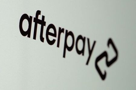 オーストラリア準備銀行（中央銀行）は２２日、「ＢＮＰＬ（バイナウ・ペイレーター）」と呼ばれる後払い決済サービスについて、店舗が手数料を顧客に転嫁できるようにする方針を示した。アフターペイのロゴ、８月撮影。（２０２１年　ロイター/Dado Ruvic/Illustration）