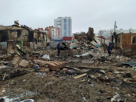ロシア国防省は、同国軍がウクライナの都市チェルニヒウでパンを求めて並んでいた１０人を銃撃したとする米国の情報を否定し、この地域にロシア軍はいないと発表した。写真は３月９日、チェルニヒウで撮影（２０２２年　State Emergency Service of Ukraine/Handout via REUTERS）