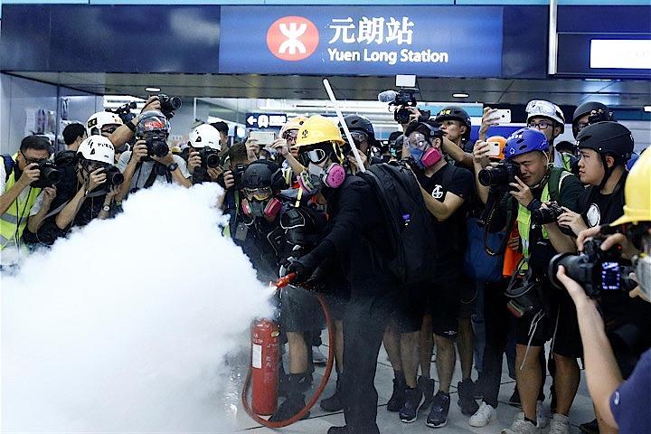 8月21日、香港で7月に犯罪組織のメンバーによるものとみられる襲撃事件が起きた地下鉄の駅で事件の容疑者が1人も起訴されていないことに抗議して数千人がデモを行った（2019年　ロイター／Thomas Peter）
