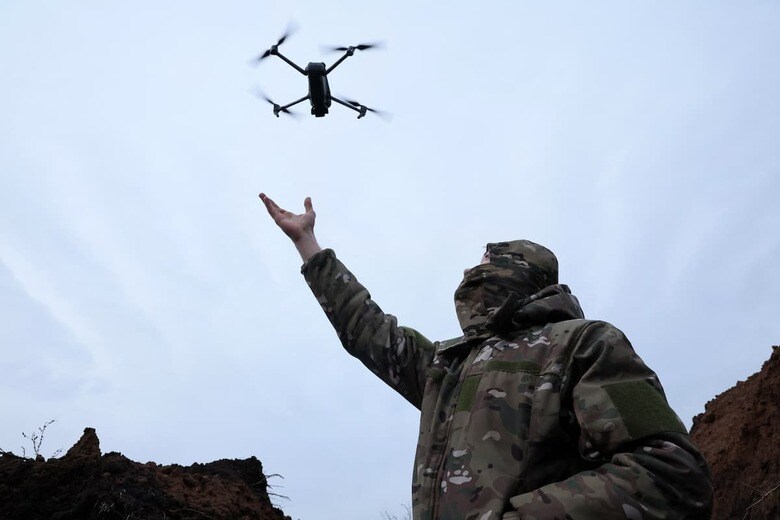 ウクライナ軍の兵士とドローン。11月25日ウクライナのバフムートで。　Leah Millis - REUTERS