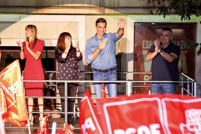 盛り返したサンチェス（中央）。続投のカギを握るのは　NACHO DOCEｰREUTERS