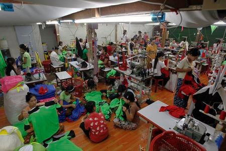 タイのピパット労働相は８日、来年から１日の最低賃金を現在の３３０─３７０バーツから４００バーツ（１１．７６ドル）に引き上げると明らかにした。写真は工場で働く労働者。２０１２年撮影（２０２４年　ロイター／Sukree Sukplang）