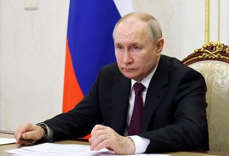ロシアのプーチン大統領は１７日、世界的な原油市場について、ロシアが価格を支えるために減産を維持しているため、全体として「完全に安定している」と述べた。 提供画像（２０２３年　ロイター）