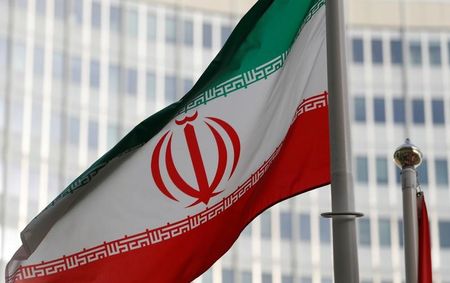 　イランのラリジャニ国会議長は、核合意を巡り英独仏が「紛争解決手続き」を発動したことを受け、イランが「不当な」措置に直面すれば、ＩＡＥＡとの協力関係を見直すと警告。写真はイランの国旗。ウィーンのＩＡＥＡ本部で２０１９年３月撮影（２０２０年　ロイター／Leonhard Foeger）