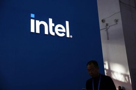 ８月１日、米半導体大手インテルは、赤字の事業を中心に立て直しを図るため、１５％の人員削減と第４・四半期の配当停止を発表した。 写真は同社のロゴ。北京で２０２３年１１月撮影（２０２４年　ロイター/Florence Lo）