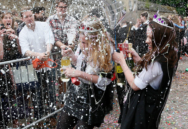 試験が終了した打ち上げで大騒ぎするオクスフォード大学の学生たち　Stefan Wermuth-REUTERS