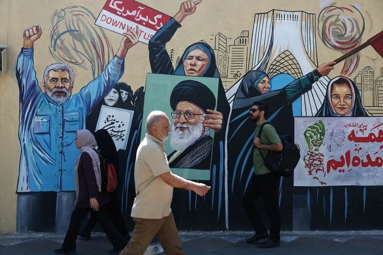 故ハメネイ師の肖像画が描かれた壁画。6月8日、テヘランで撮影された提供写真。WANA via REUTERS
