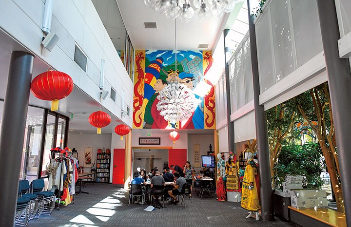 コロラド州デンバーのコミュニティーカレッジで開かれている孔子学院の絵画クラス　RJ Sangosti-The Denver Post/GETTY IMAGES