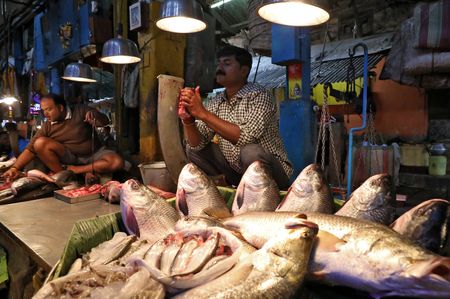 １月１２日、インド政府が１２日発表した昨年１２月の消費者物価指数（ＣＰＩ）前年比上昇率は５．７２％と１１月の５．８８％から鈍化し、２カ月連続でインド準備銀行（ＲＢＩ、中央銀行）の目標上限である６％を下回った。コルカタの市場で２０２０年１２月撮影（２０２３年　ロイター/Rupak De Chowdhuri）