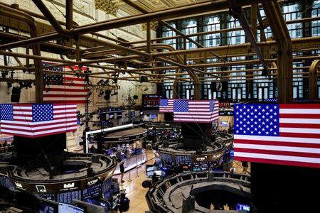 米国株式市場は連邦政府機関閉鎖の終結に向けた議会での進展を受け、上昇して取引を終えた。ニューヨーク証券取引所（ＮＹＳＥ）で９月撮影（２０２５年　ロイター/Jeenah Moon）