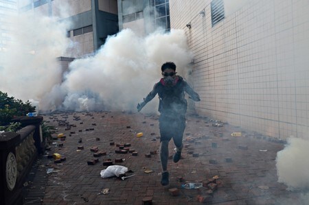 　１１月１７日、トランプ米政権の高官は１７日、米国は香港における「不当な武力行使」を非難するとともに、中国政府に対して香港の自由を守るよう求めた。写真は警察との衝突で、香港理工大のキャンパスから逃げ出そうとするデモ参加者。香港で撮影（２０１９年　ロイター／Tyrone Siu）