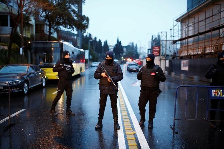 １月１７日、トルコの最大都市イスタンブールのナイトクラブで１日未明に発生し、３９人が死亡した銃乱射事件で、実行犯とみられる男がイスタンブール西部で警察に拘束された。写真は事件後にナイトクラブ周辺を警備する警察官。イスタンブールで１日撮影（２０１７年　ロイター／Osman Orsal）