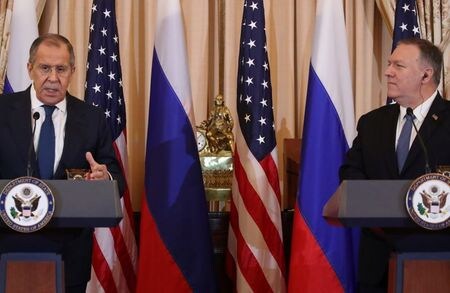 ロシアのラブロフ外相は１０日、ロシアによる２０１６年の米大統領選挙への介入疑惑について、同国政府が疑惑の否定につながる米政府との通信記録を公表する意向を示したが、米側がこれを阻止したことを明らかにした。写真は会見する米ロ外相（２０１９年　ロイター/JONATHAN ERNST）