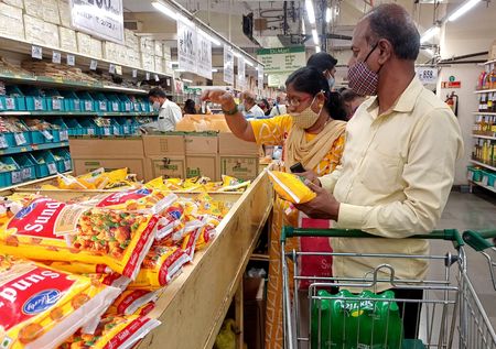 　３月１３日、インド政府が発表した２月の消費者物価指数（ＣＰＩ）は前年比上昇率が６．４４％で、伸びは１月の６．５２％から鈍化した。写真はインドのムンバイで昨年３月撮影（２０２３年　ロイター／Rajendra Jadhav）