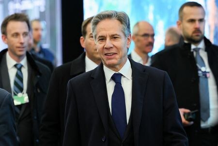 ブリンケン米国務長官が１７日、スイスのダボスから帰国する際に搭乗する予定だった飛行機に酸素漏れに関連した「致命的な故障」が見つかり、ダボスで一時的に足止めされていたことがブリンケン氏の同行記者の話で分かった。写真は１月１６日、世界経済フォーラム（ＷＥＦ）の年次総会（ダボス会議）の会場に到着するブリンケン米国務長官（２０２４年　ロイター／Denis Balibouse）