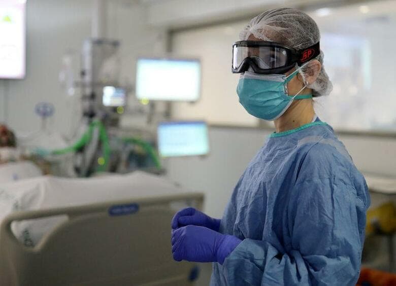 スペイン保健当局は23日、新型コロナウイルス感染症による死者が過去24時間で440人に増加し、累計2万2157人に達したと発表した。バルセロナで撮影（2020年　ロイター/NACHO DOCE）
