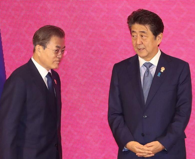 菅義偉官房長官は5日閣議後の会見で、タイ・バンコクで行われた東南アジア諸国連合（ASEAN）首脳会議で韓国の文在寅大統領から高官級協議の提案を受けたとされることについて、安倍晋三首相は、外交当局間の協議で懸案解決を図ると返答したと明らかにした。写真はタイ・バンコクで4日撮影（2019年　ロイター/Yonhap）