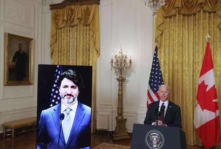 　２月２３日、バイデン米大統領（写真右）とカナダのトルドー首相（写真左）は、オンライン形式で初の首脳会談を行った。写真はワシントンで撮影（２０２１年　ロイター／Jonathan Ernst）
