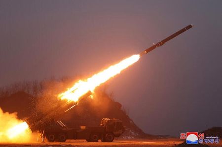 北朝鮮は１４日、東岸沖に向けて複数の巡航ミサイルを発射した。写真は、2024年1月30日に朝鮮中央通信が公開した戦略巡航ミサイルの演習の様子。（2024年　ロイター／released by the Korean Central News Agency on January 31, 2024. KCNA via REUTERS）