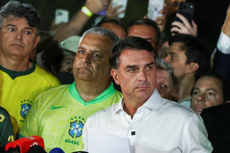 １０月２５日、ブラジルのブラジリアで演説会場に到着するフラビオ・ボルソナロ氏　REUTERS/Agustin Marcarian