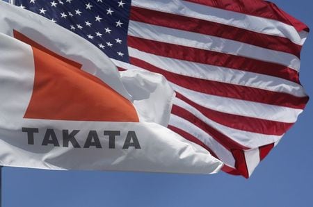 　５月２９日、米ＧＭはタカタ製エアバッグを搭載の大型ピックアップトラック３７万台超をリコールする。写真はミシガン州タカタ社の外に掲揚されているタカタ社旗と米国旗。５月２０日撮影。（２０１５年　ロイター／Rebecca Cook）