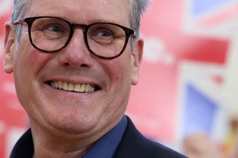 英国で７月４日実施される総選挙で、野党労働党が近代史上最大過半数を確保し圧勝することが引き続き見込まれている。写真は労働党のスターマー党首。３日、南部レディッチで撮影（２０２４年　ロイター/Phil Noble）