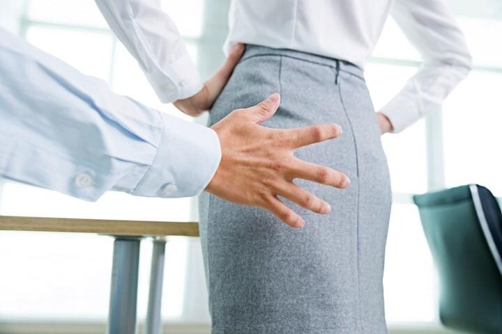 直接触れるなどの露骨なセクハラは職場から姿を消しつつあるようだが……　baona／iStock