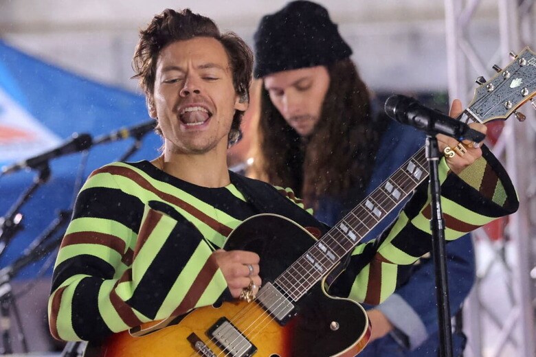 ニューヨークでライブ演奏するハリー・スタイルズ（5月19日）　Andrew Kelly-Reuters