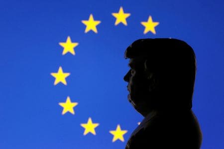 在欧州連合（ＥＵ）米商工会議所は１７日に発表した年次大西洋経済報告書で、米国と欧州間の関税を巡る対立が米欧間のビジネスを脅かしていると警鐘を鳴らした。（２０２５年　ロイター/Dado Ruvic/Illustration/File Photo）