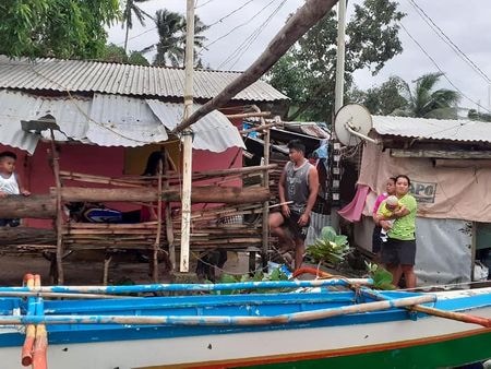 　クリスマスにかけてフィリピン中部を直撃した台風２９号（ファンフォン）による死者は、２７日時点で２８人となっている。災害当局が明らかにしたもので、依然１２人が行方不明という。写真はビリラン島。１２月２６日撮影。ソーシャル・メディアに投稿された写真（２０１９年　ロイター／VERMALYN MALOLOY-ON NAVARRETE）