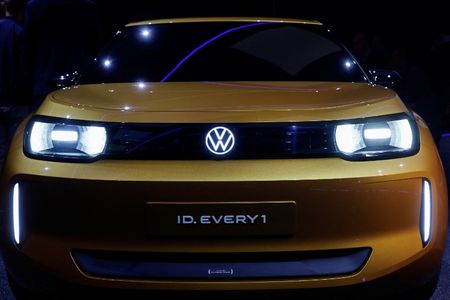 独自動車大手フォルクスワーゲン（ＶＷ）の電気自動車。2025年3月5日、独デュッセルドルフで撮影。REUTERS/Wolfgang Rattay